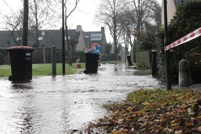 Straat onderwater door gesprongen waterleiding