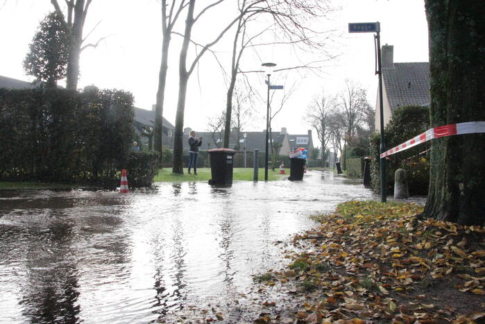 Straat onderwater door gesprongen waterleiding