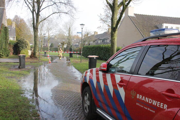 Straat onderwater door gesprongen waterleiding
