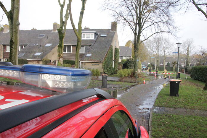 Straat onderwater door gesprongen waterleiding