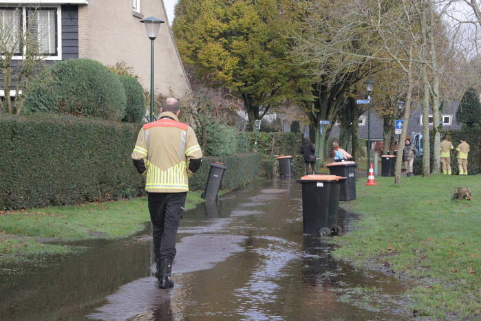 Straat onderwater door gesprongen waterleiding