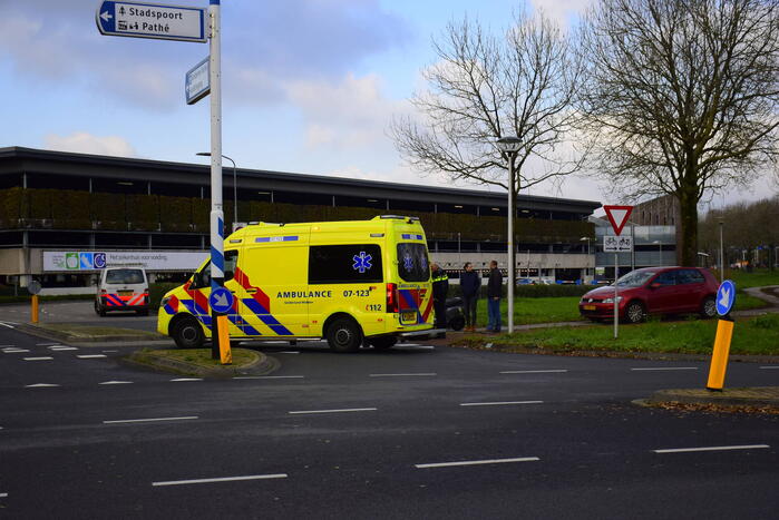 Scooterrijdster voor ziekenhuis aangereden