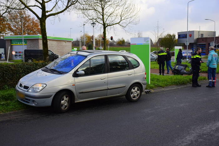 Scooterrijdster voor ziekenhuis aangereden