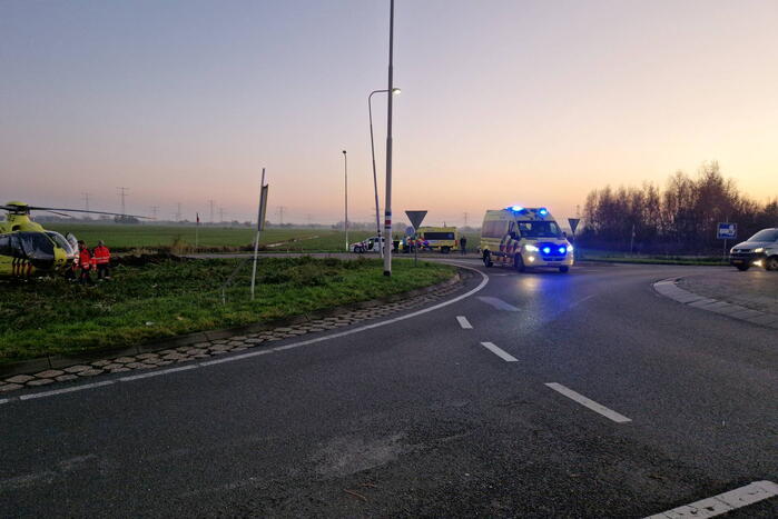 Traumahelikopter landt bij verkeersrotonde