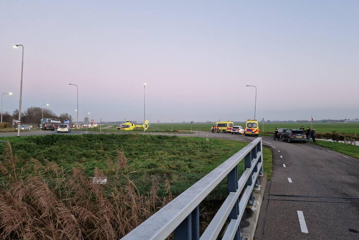 Traumahelikopter landt bij verkeersrotonde