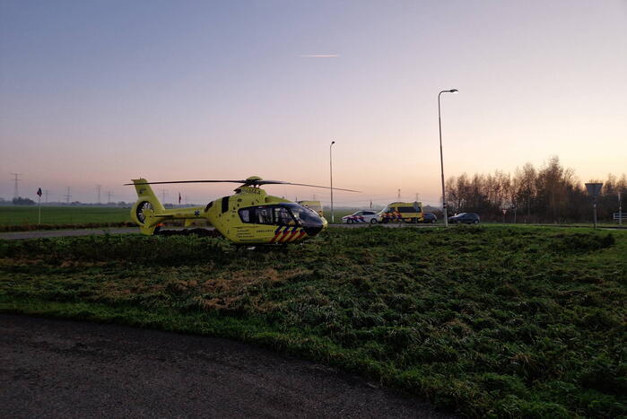 Traumahelikopter landt bij verkeersrotonde