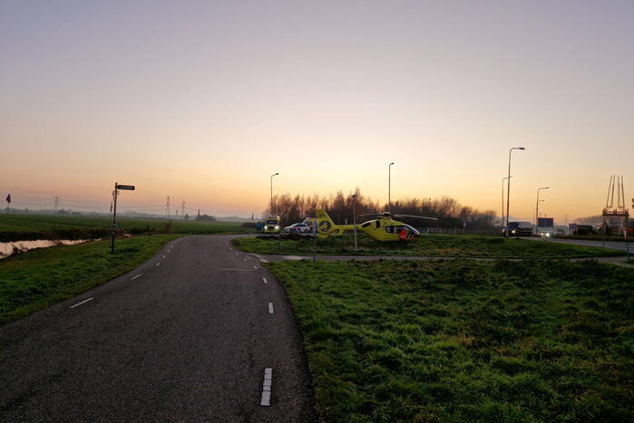Traumahelikopter landt bij verkeersrotonde