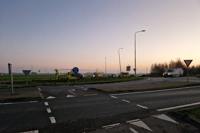 Traumahelikopter landt bij verkeersrotonde