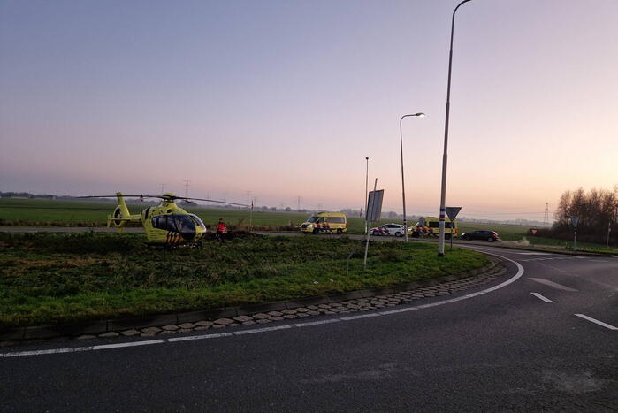 Traumahelikopter landt bij verkeersrotonde