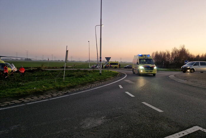 Traumahelikopter landt bij verkeersrotonde