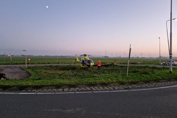 Traumahelikopter landt bij verkeersrotonde