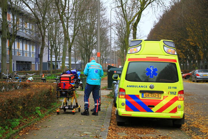 Bewoner raakt onwel in flatwoning