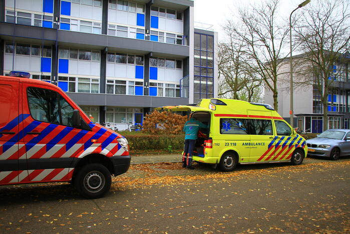 Bewoner raakt onwel in flatwoning