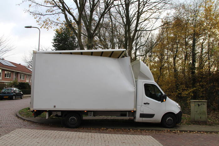 Te hoge bakwagen klapt tegen viaduct