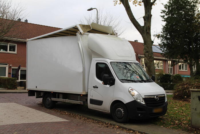 Te hoge bakwagen klapt tegen viaduct