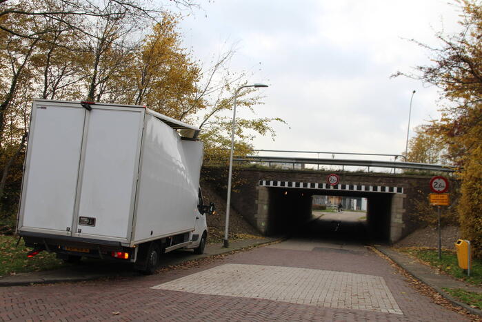 Te hoge bakwagen klapt tegen viaduct