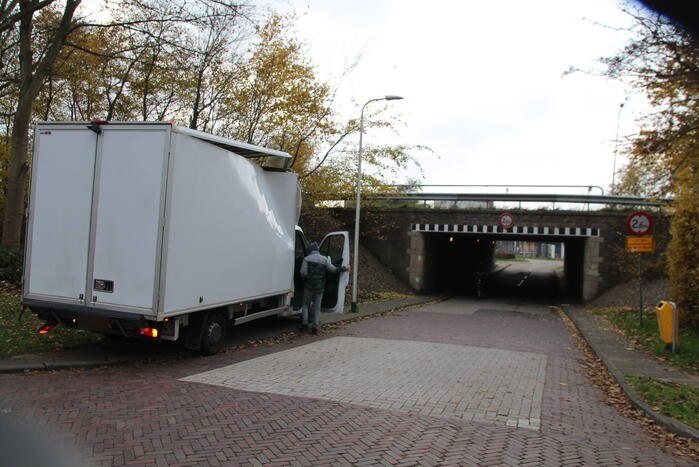 Te hoge bakwagen klapt tegen viaduct