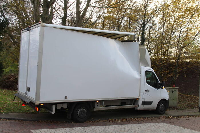 Te hoge bakwagen klapt tegen viaduct