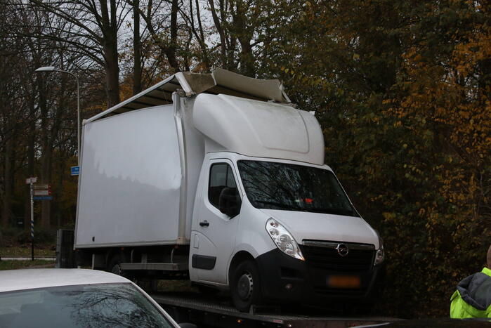 Te hoge bakwagen klapt tegen viaduct