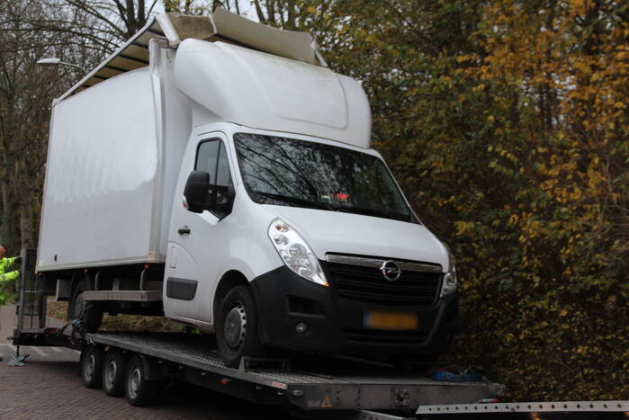 Te hoge bakwagen klapt tegen viaduct