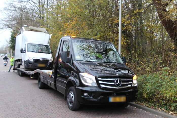 Te hoge bakwagen klapt tegen viaduct
