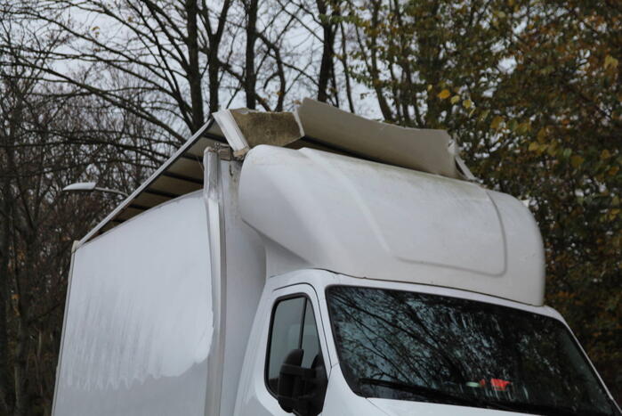 Te hoge bakwagen klapt tegen viaduct