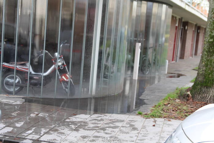 Brandweer ingezet bij waterlekkage in fietsenstalling