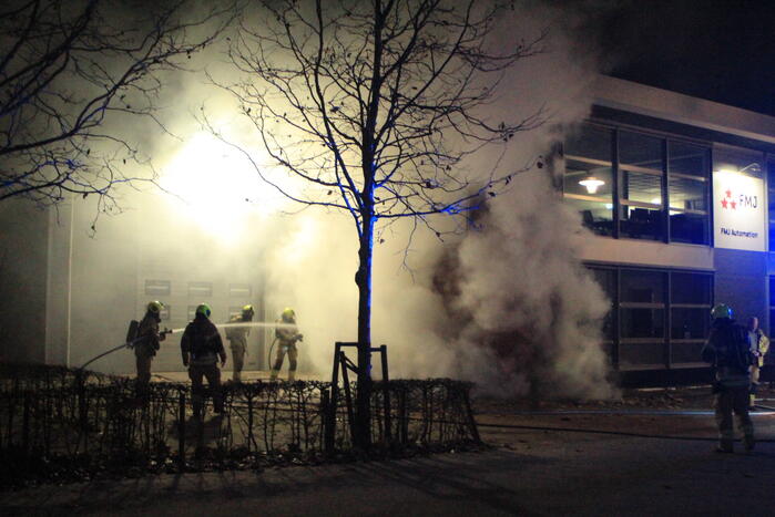 Brand in container tegen pand