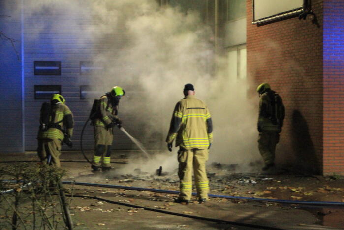 Brand in container tegen pand