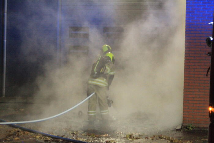 Brand in container tegen pand