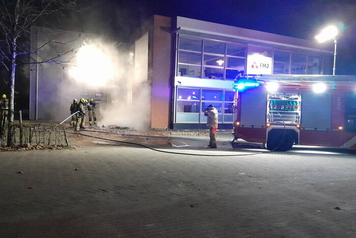Brand in container tegen pand