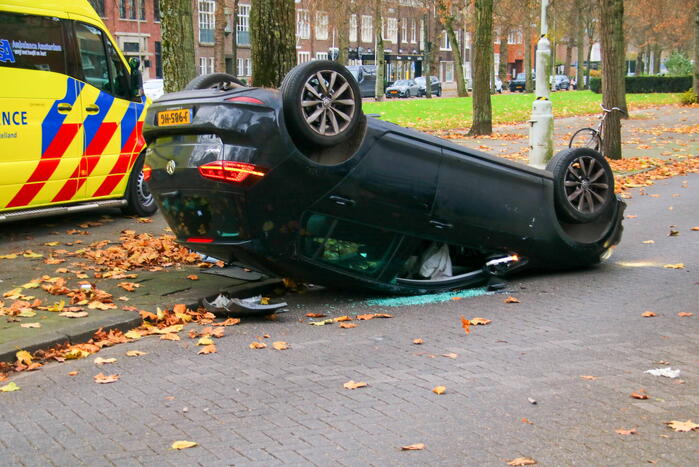 Auto slaat over de kop na aanrijding