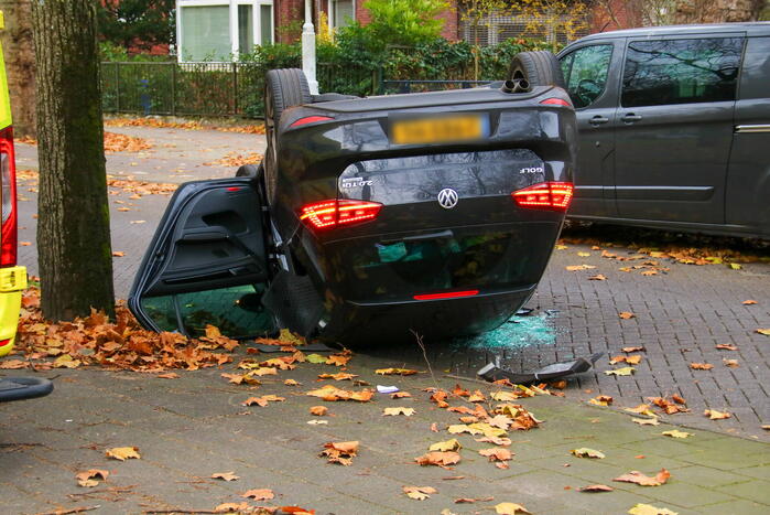 Auto slaat over de kop na aanrijding