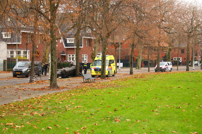 Auto slaat over de kop na aanrijding