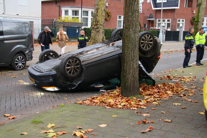 Auto slaat over de kop na aanrijding