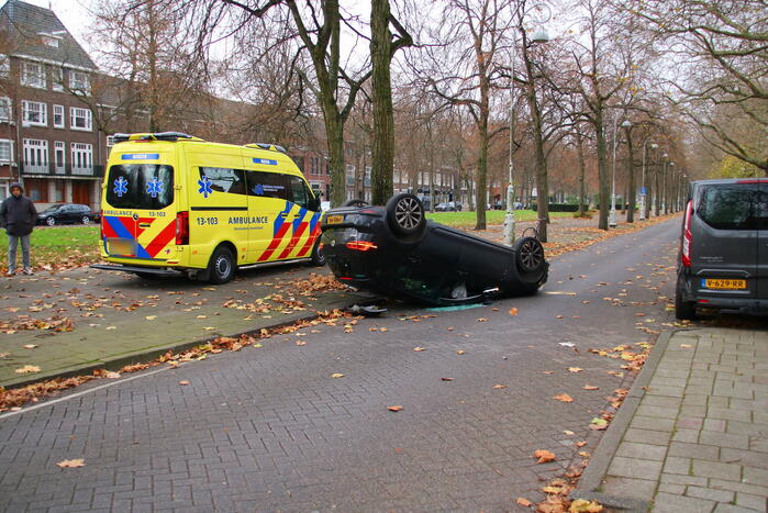 Auto slaat over de kop na aanrijding