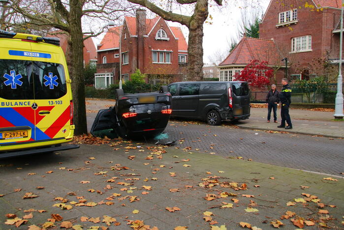 Auto slaat over de kop na aanrijding