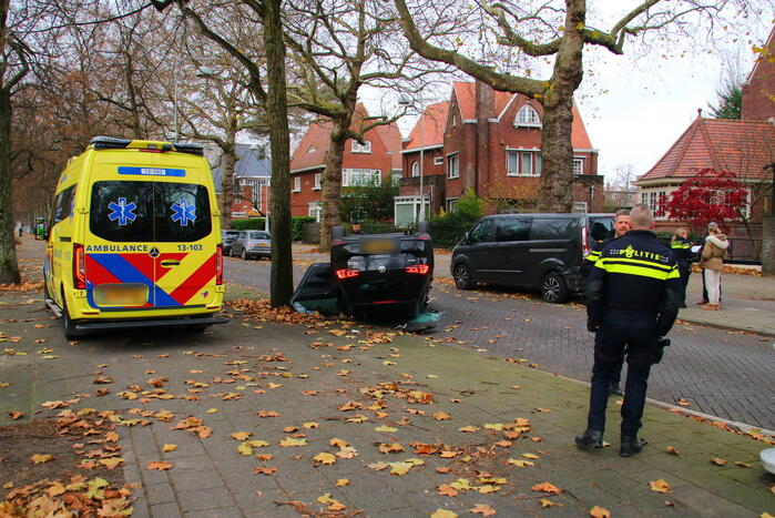 Auto slaat over de kop na aanrijding