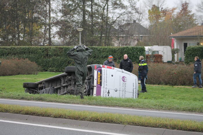 Bestelbus belandt in sloot