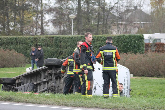 Bestelbus belandt in sloot