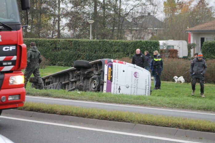 Bestelbus belandt in sloot