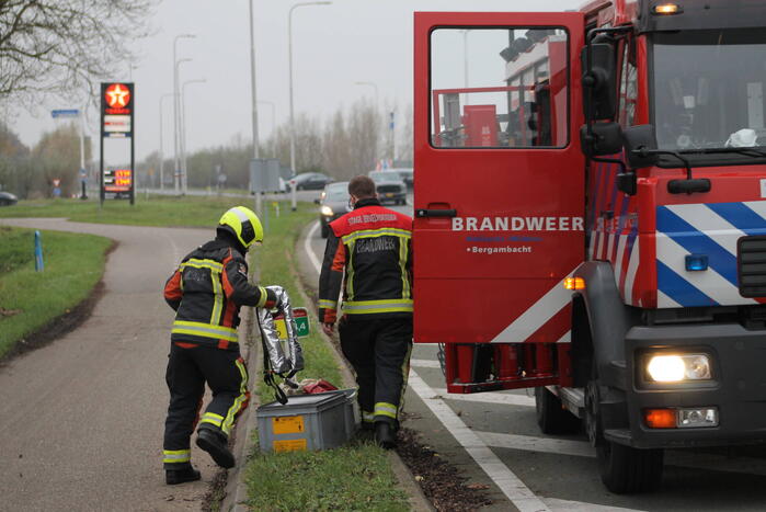 Bestelbus belandt in sloot