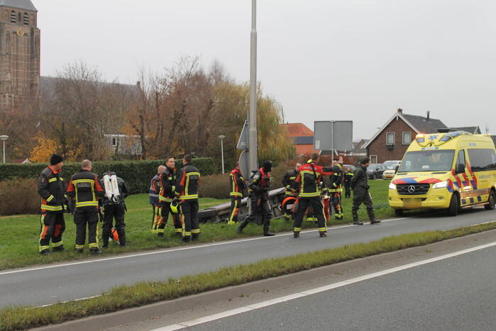 Bestelbus belandt in sloot