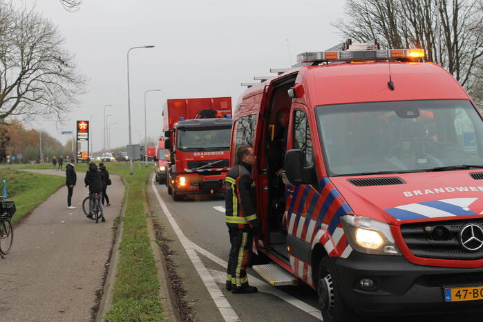 Bestelbus belandt in sloot