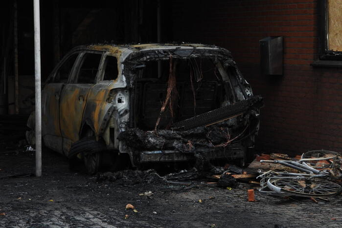 Meerdere auto's en woningen beschadigd door brand, mogelijk brandstichting