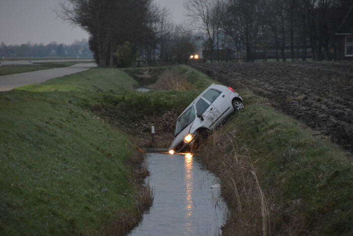 Auto raakt van de weg en belandt in sloot
