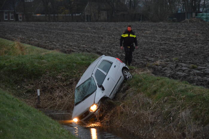 Auto raakt van de weg en belandt in sloot