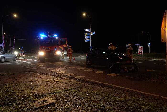 Veel schade na ongeval tussen twee voertuigen