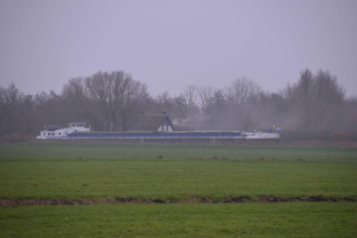 Brandweer blust brand met boot