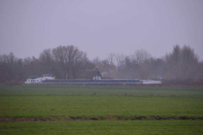 Brandweer blust brand met boot